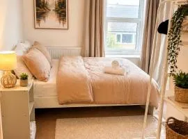 Stylish 2-Bed Cottage Sleeps 6 Free Parking Ideal for Contractors & Families