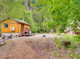 Deck and Fire Pit Yakima River Retreat in Cle Elum