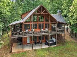 Luxury Mineral Bluff Cabin with Deck & Hot Tub!