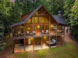 Luxury Mineral Bluff Cabin with Deck & Hot Tub!