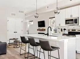 Golden Sanctuary - Luxe Apt - 1 Block From Main St