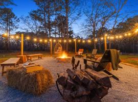 Firefly Farms Game Barn-Pets-Hot tub-Lake، فندق في Thomaston