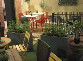 LES LOGES DU THEATRE Emplacement EXCEPTIONNEL et CHIC 160m2 MAISON avec JARDIN PRIVÉ 14 personnes MAX tout équipé a 200m de l'AVENUE DE CHAMPAGNE et toutes commodités DEGUSTATION CHAMPAGNE OFFERTE jacuzzi sauna jeux velos