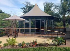 The Halfway Cafe-Dauin, Glamp2 - Grasshopper – hotel w mieście Dauin