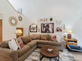 3BR Townhouse Near SHARC & Village - Dog Friendly