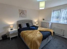 Large Modern House With Private Parking