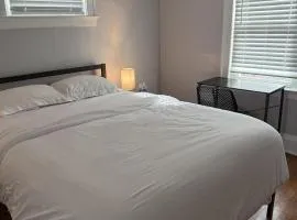 First Floor Room 8 min from Cle Airport Quiet Street All you need