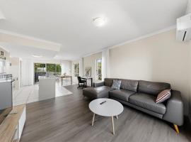 Modern 2BR Mango Hill Stay Close to Shops & Rail, Hotel in North Lakes