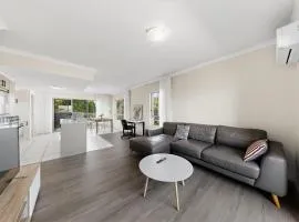 Modern 2BR Mango Hill Stay Close to Shops & Rail