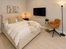 Private modern guesthouse, near La Cantera/Medical Center