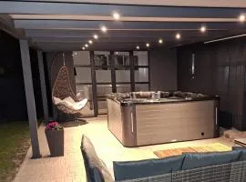 Dom wakacyjny z Jacuzzi na wyłączność do 16 osób w centrum Zatora blisko Energylandii