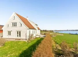 200-Year-Old Timber House By The Sea In Tananger