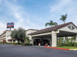 Howard Johnson by Wyndham Fullerton/Anaheim Conference Cntr, hotel v mestu Fullerton