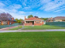 Red Brick Beauty - Central Cottage