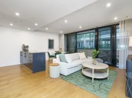 Scandi Apartment Above Kingston Dining + Balconies
