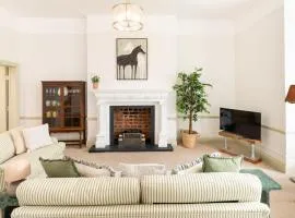 Stunning Sea Views & Designer Living Sleeps 5