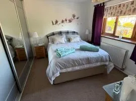 16 Bentley Road - Uttoxeter, Comfortable accommodations, SHARED SHOWER ROOM, NO BREAKFAST, NO WIFI