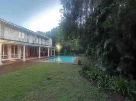 Spacious 4BR Home Pool Balconies Krantzkloof