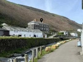 Captains Retreat – Harbour Views in Boscastle