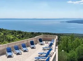 2 Bedroom Beautiful Apartment In Bast