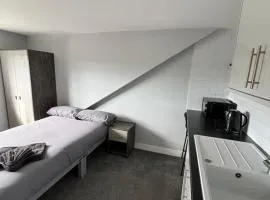 F5 - Studio Flat, Enquire, Fully equipped, With Parking, stay Ideal for Contractors, Relocators