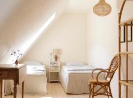 Atma Guesthouse - cozy and simple farmhouse bed & breakfast, Hotel in Marstal