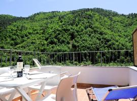 Panoramic Apartment with Balcony and Terrace, lejlighed i Pigna