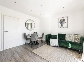Spacious Ealing Broadway 1Bed Flat - Terrace & Near Tube, מלון באילינג