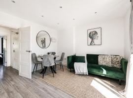 Spacious Ealing Broadway 1Bed Flat - Terrace & Near Tube, hotelli kohteessa Ealing