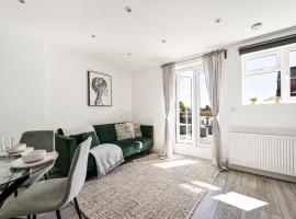 Stunning Apartment -Quick Access to Central London, hotel u gradu 'Ealing'