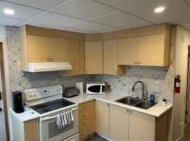 Couples pleasant Village getaway Queen Bed, hotel a Lac-Brome
