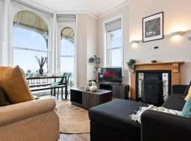 Modern 2 Bedroom Abode - Sea Views - Balcony
