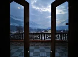 Mountainshack Riverside Stay & Cafe