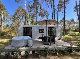 Ferienhäuser Insel Usedom - Luxuswohnwagen Doppeltür mit Whirlpool – hotel w mieście Lütow