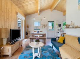 Maison en bois à la campagne, hotel a Corme-Royal