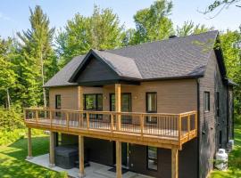 Spa Pool Table & Comfort - Chalet le Barista, hotelli kohteessa Brownsburg