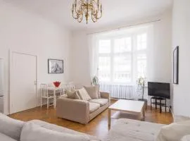 Historic 1914 Old Town Apartment with Bay Windows - Valnu Street