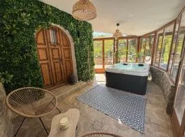 Maison avec piscine chauffée et spa