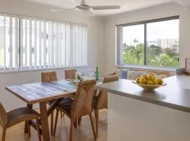 2 mins to Kings Beach w shared rooftop and whale watching views plus pool