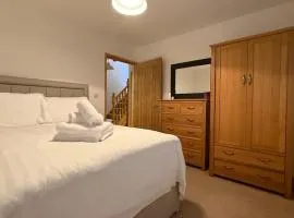 2 Bed, Free Parking & Sea Views!