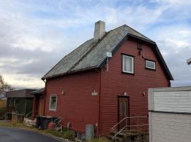 Central 4 Bedroom House with balcony and parking, hotel en Harstad