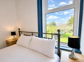 Garden View Beach Apartment - Sleeps 4 - Free Parking - Walk to Beach