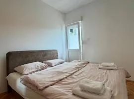 Lovely 1-bedroom apartment with 2-patios and parking