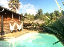 Maison ambiance cabane exotique climatisée piscine & spa 3 chambres 6 personnes, hotel sa Messanges