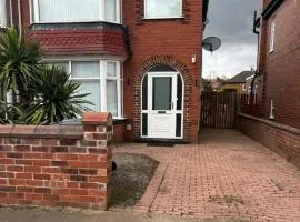 Cosy 3 Bed house with garden 5 min walk from Doncaster Racecourse