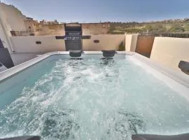 Hot Tub With View, Stylish 3BR, Heart of Ghajnsielem