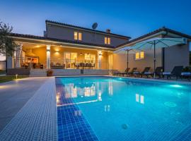 Villa Karla near Pula for 8 persons with private pool, kids playground & pet friendly、Divšićiのホテル