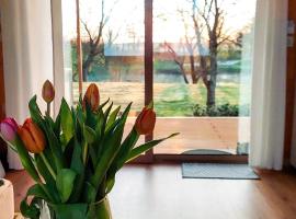 CHIC Riverfront Retreat with Private Jacuzzi, BIG BERRY: Gradac şehrinde bir otel