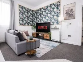 Modern 2BR Apartment Free Parking City Access