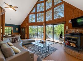 Riverfront Retreat with Dock, Kayaks and Views, hotel i Shelby